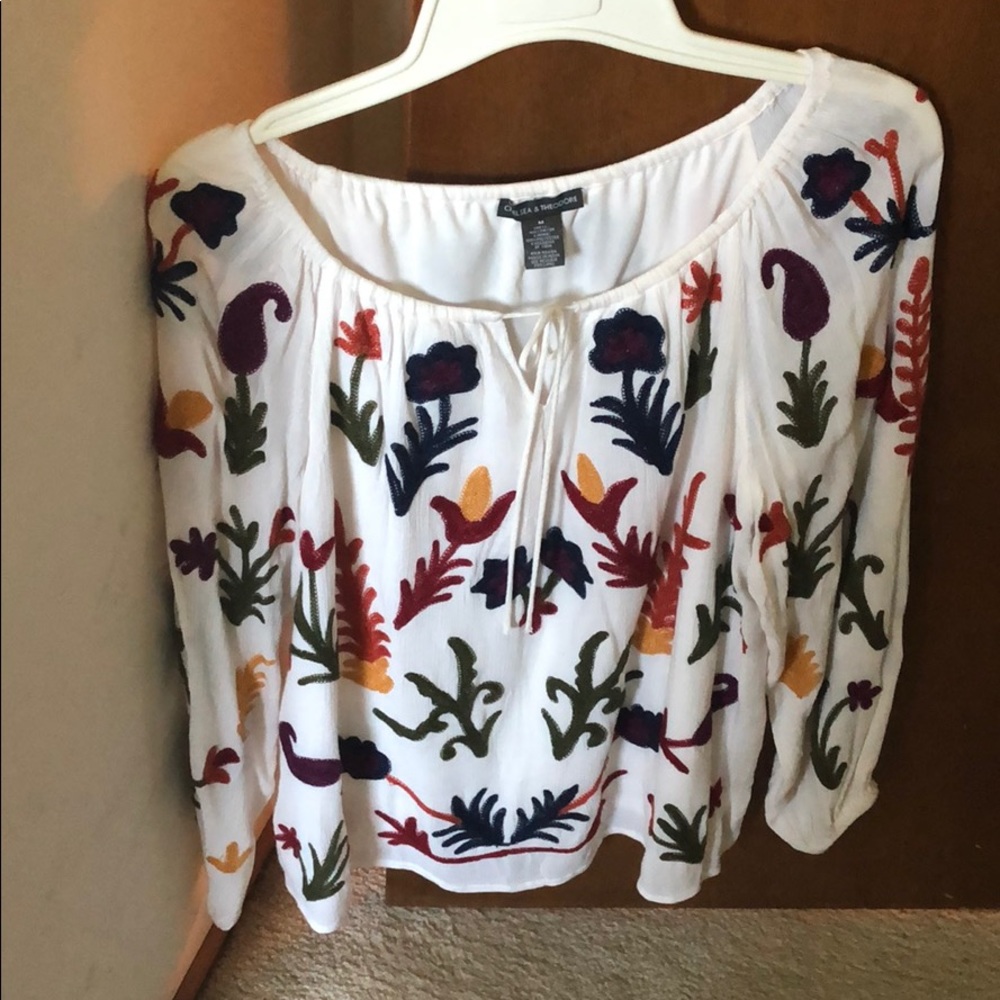 White floral appliqué design top. Lined. Size M
